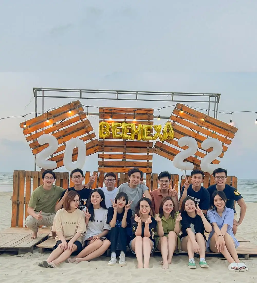 Beehexa team building bên bờ biển